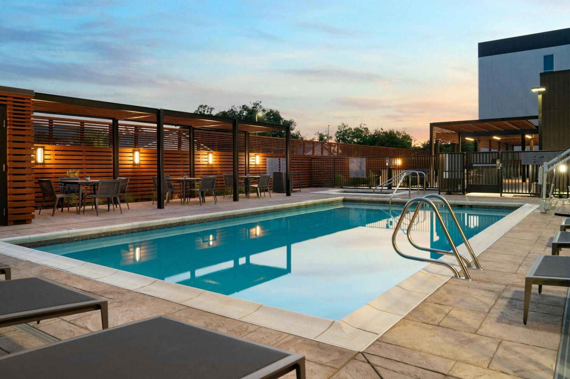 Отель Courtyard By Marriott Fresno Кловис Экстерьер фото