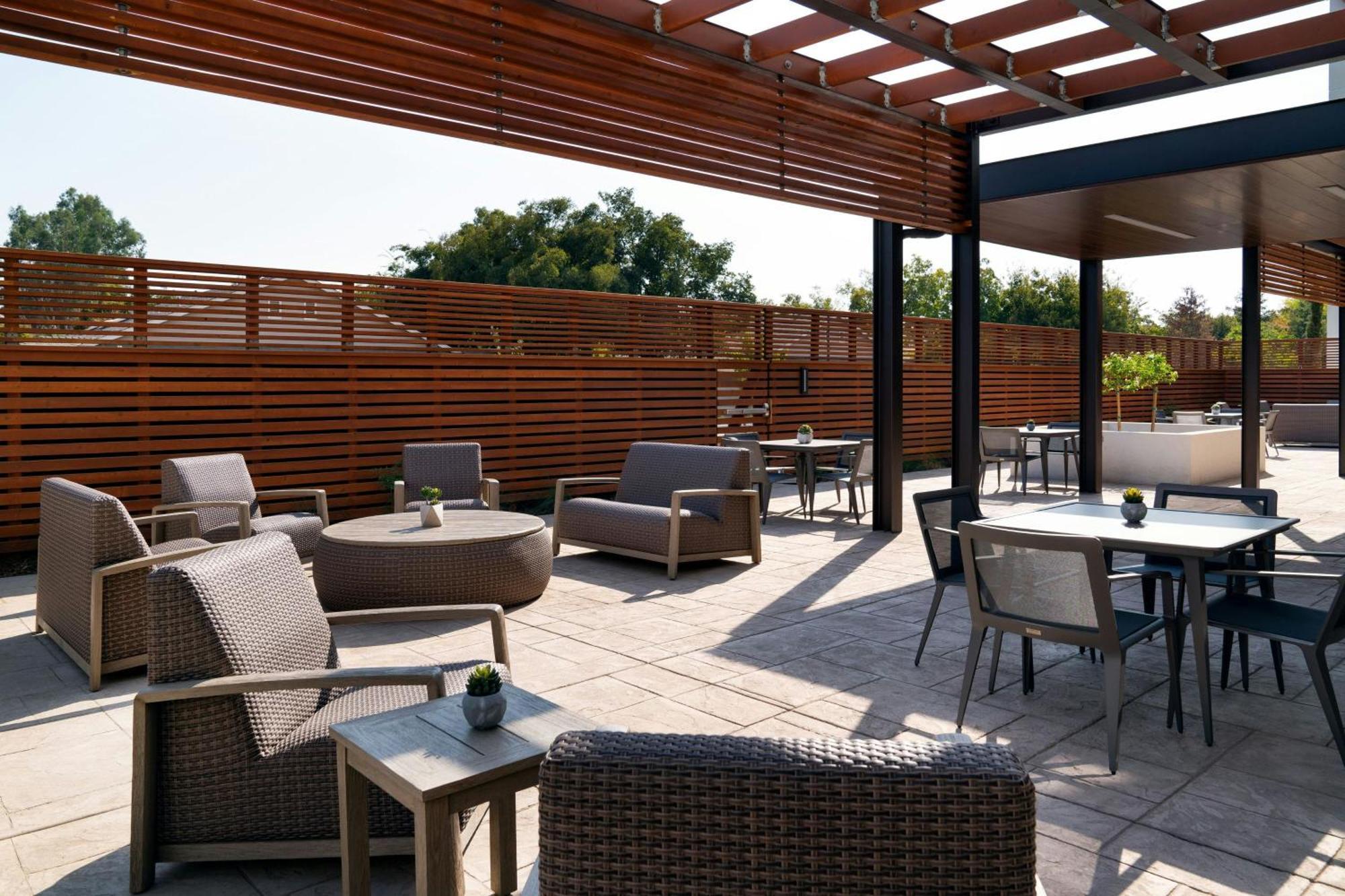 Отель Courtyard By Marriott Fresno Кловис Экстерьер фото