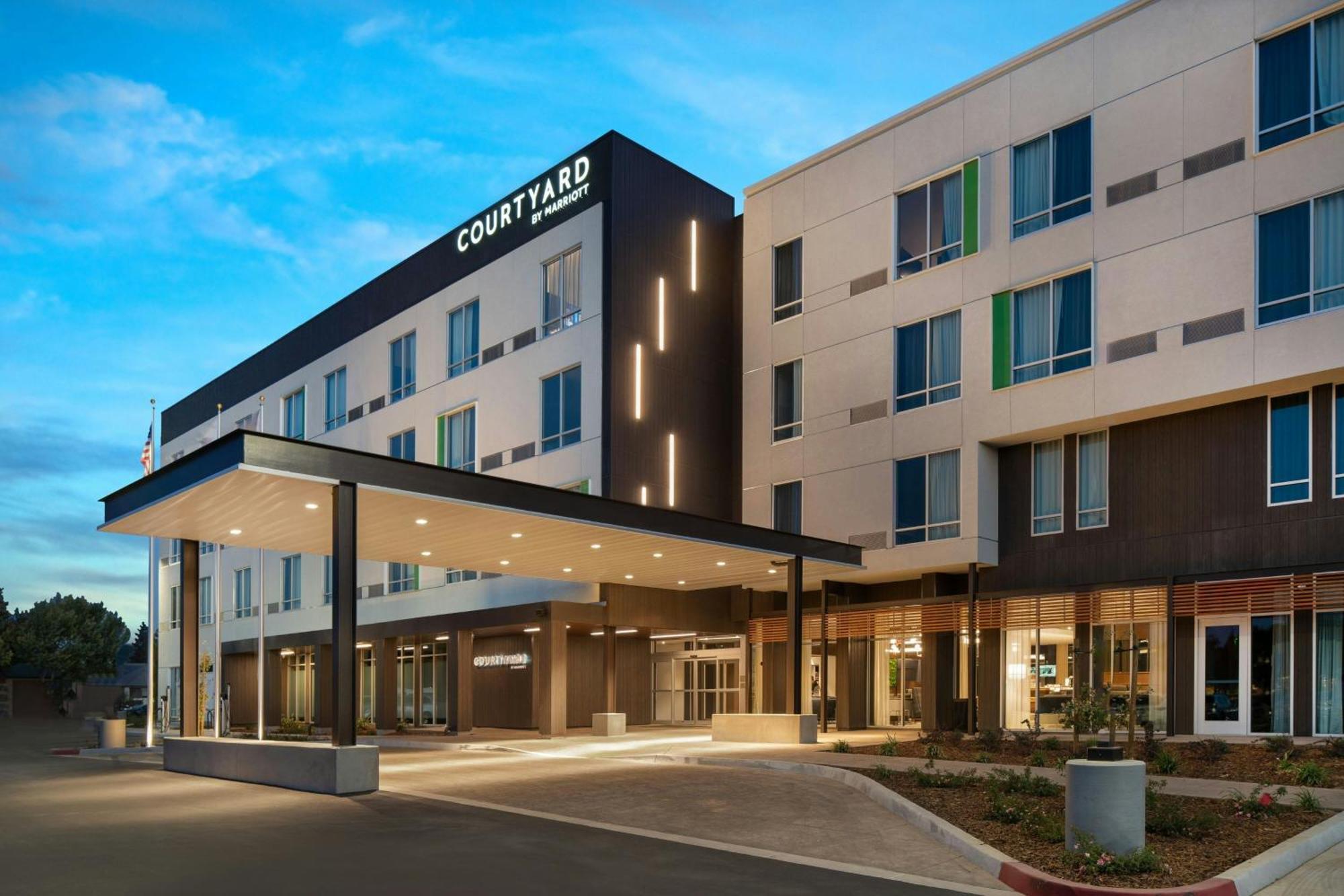 Отель Courtyard By Marriott Fresno Кловис Экстерьер фото